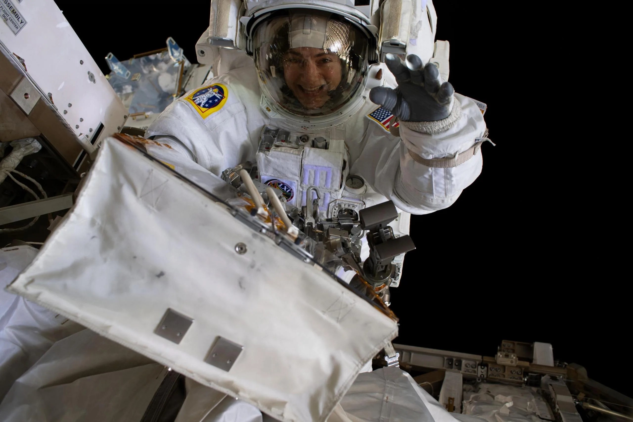 Una caminata espacial puede ser divertida, como lo muestra esta imagen de la astronauta de la NASA Jessica Meir. Pero también resulta dañina para el cuerpo de un astronauta con poca protección contra la exposición constante a la radiación espacial, lo que podría ocasionarle futuros problemas de salud. Actualmente, los descubrimientos alcanzados con la investigación sobre radiación llevada a cabo por la NASA están ayudando a los médicos a personalizar el tratamiento contra el cáncer. Créditos: NASA