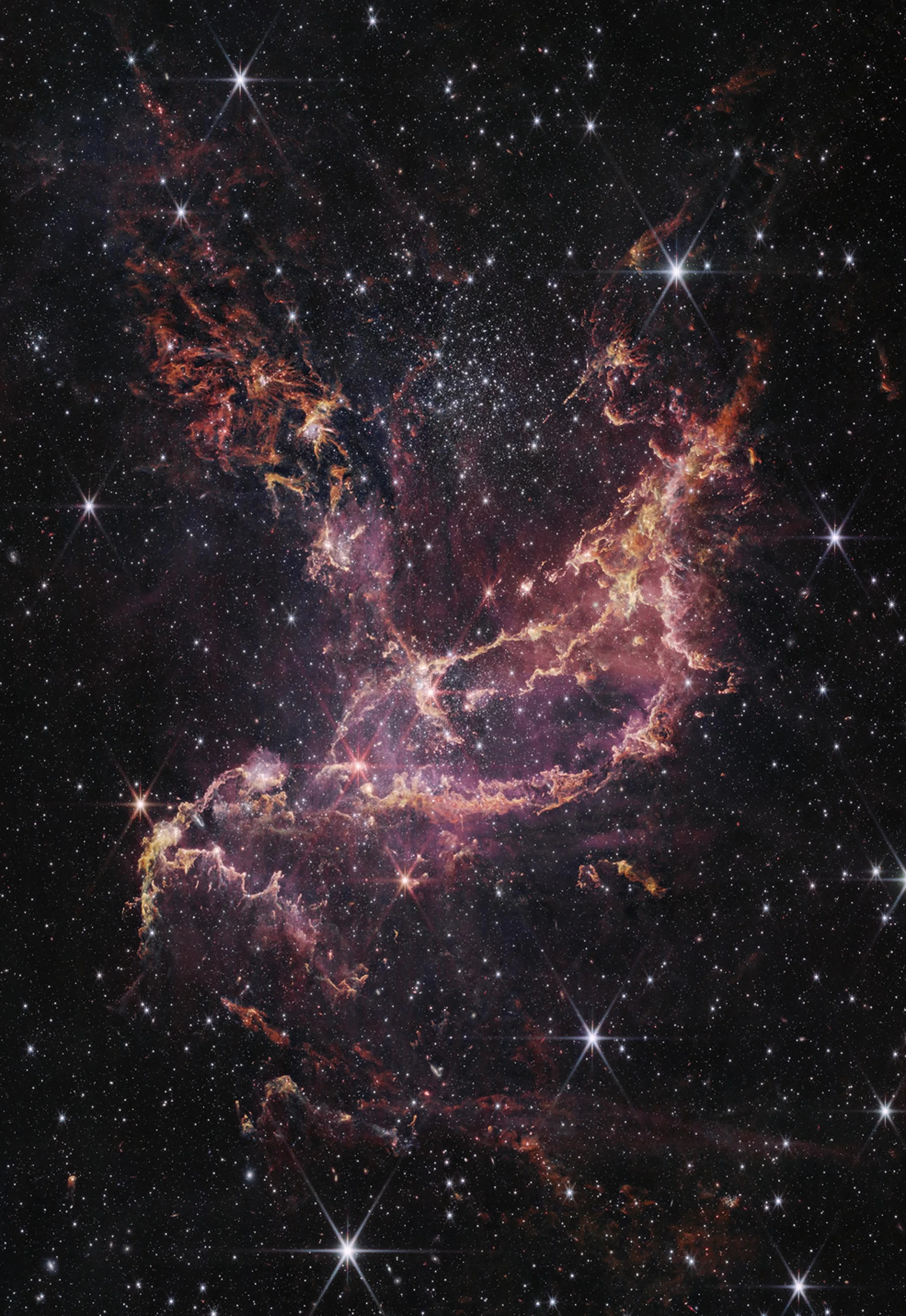 Un cúmulo estelar dentro de una nebulosa. El centro de la imagen contiene arcos de gas naranja y rosado que crean una figura en forma de bote. Uno de los extremos de estos arcos a la parte superior derecha de la imagen, mientras que el otro extremo apunta hacia la parte inferior izquierda. Otra columna de gas naranja y rosado se expande desde del centro hasta la parte superior izquierda de la imagen. A la derecha de este penacho hay un gran cúmulo de estrellas blancas. Hay más de estas estrellas blancas y g