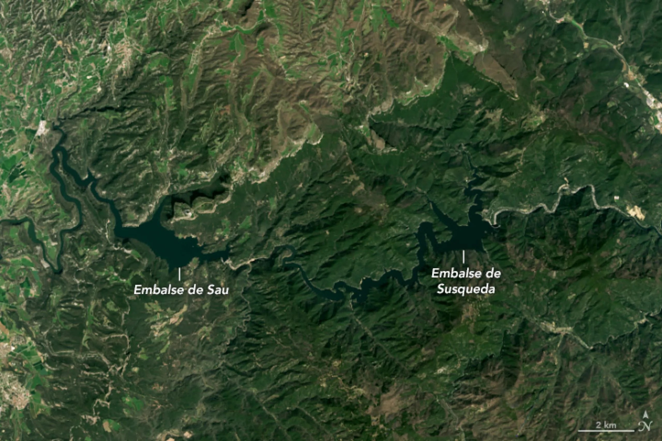 Imagen satelital del embalse de Sau y el embalse de Susqueda, en España. La imagen fue obtenida el 8 en marzo de 2021, cuando los niveles de agua en los embalses eran más altos.