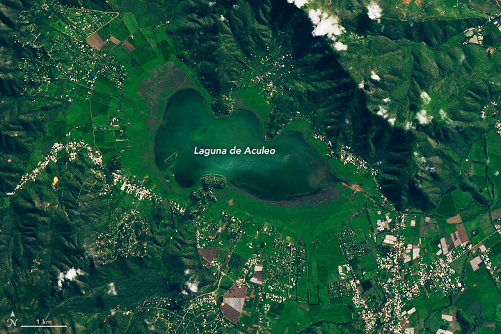 Esta imagen satelital de la NASA muestra la laguna de Aculeo en Chile el 7 de septiembre de 2023, donde se aprecia el agua acumulada en el lago reseco a finales de agosto, después de una intensa tormenta invernal.