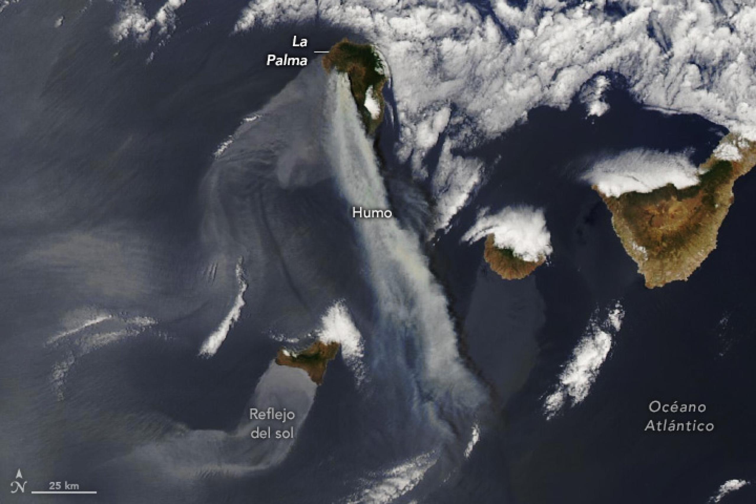 Imagen satelital que muestra humo proveniente de incendios en La Palma, España.