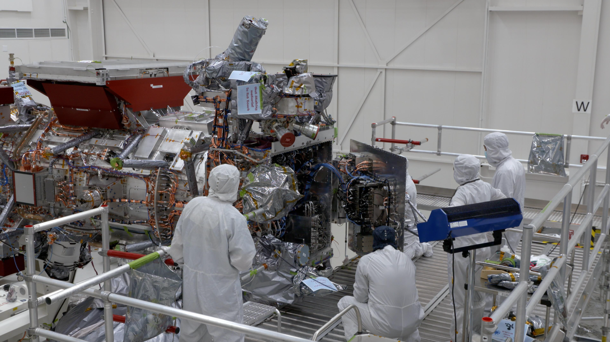 Ingenieros y técnicos cierran la bóveda de la nave Europa Clipper de la NASA en la sala limpia principal del Centro de Ensamblaje de Naves Espaciales del Laboratorio de Propulsión a Chorro (JPL) el día 7 de octubre.