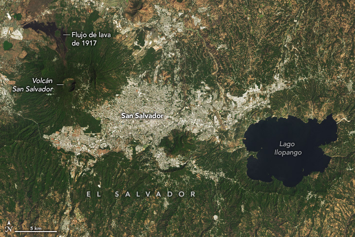 Esta imagen muestra el distintivo entorno de la ciudad San Salvador entre las características volcánicas. La principal zona metropolitana de San Salvador se extiende desde la base del estratovolcán San Salvador, al oeste, hasta el lago Ilopango, una caldera volcánica, al este. La imagen fue adquirida el 24 de febrero de 2023 por el Generador operacional de imágenes de tierra a bordo del satélite Landsat 8.