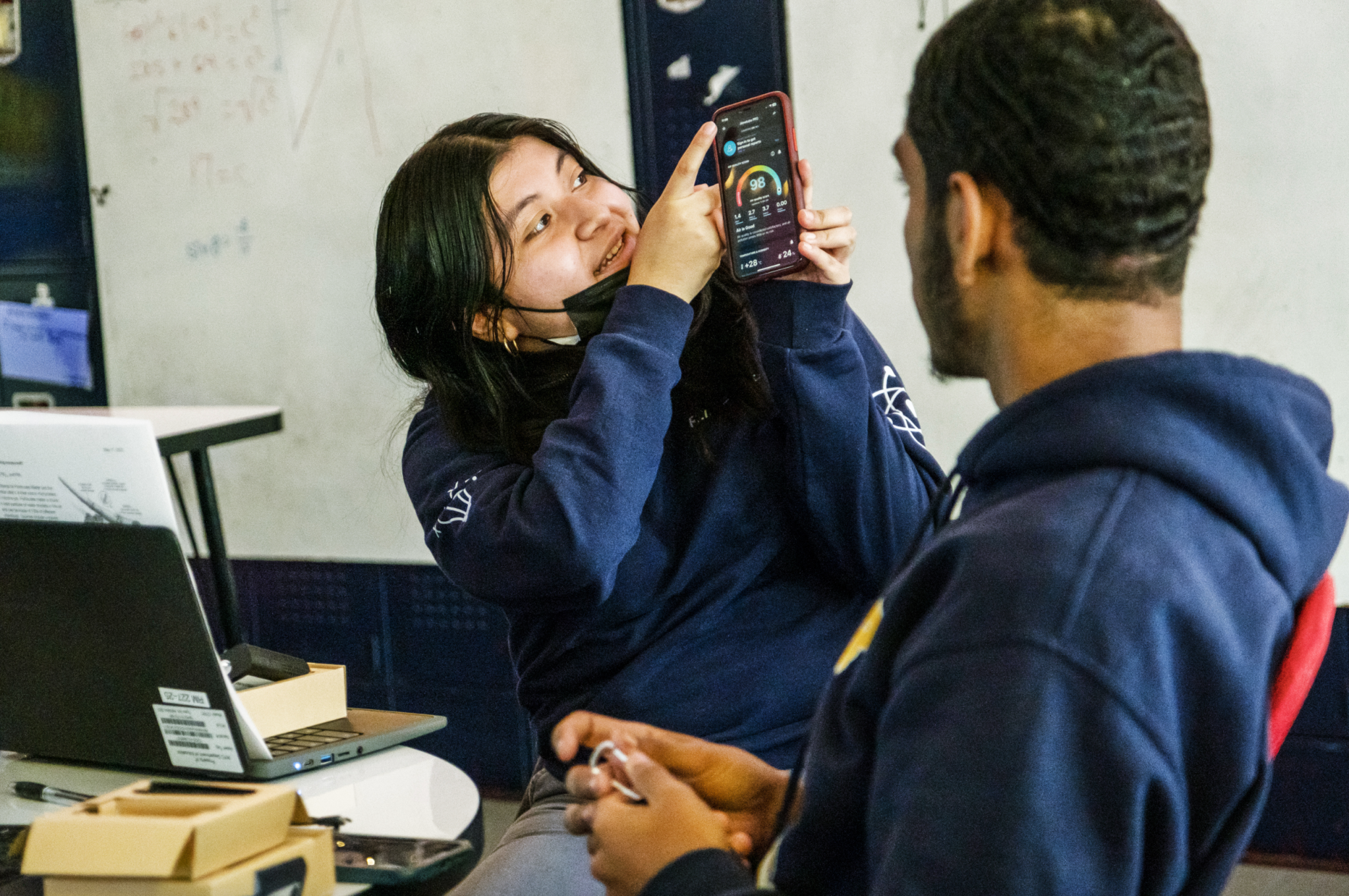 En la foto anterior, tomada por Keerti Gopal, una estudiante de último año de la escuela muestra cómo configuró una aplicación de monitoreo de la calidad del aire en su teléfono.