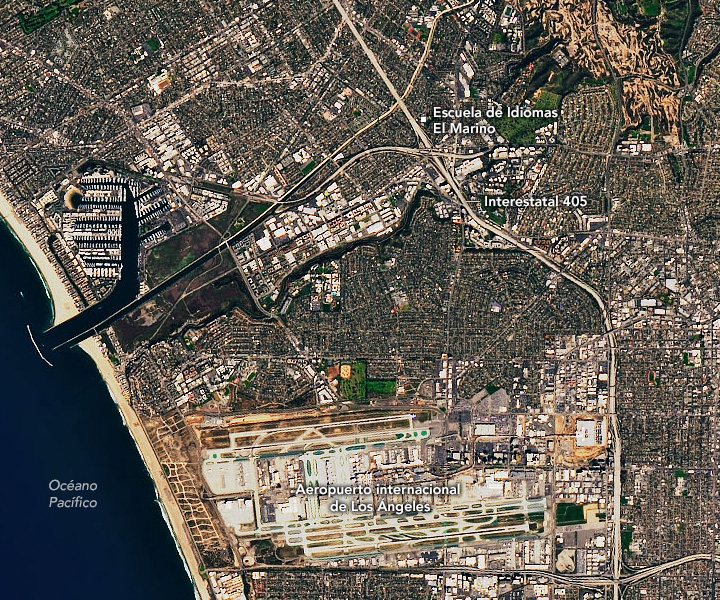 Imagen satelital que muestra la ubicación de la Escuela de Idiomas El Marino en relación a la Interestatal 405, el Aeropuerto internacional de Los Ángeles, y el Océano Pacífico.
