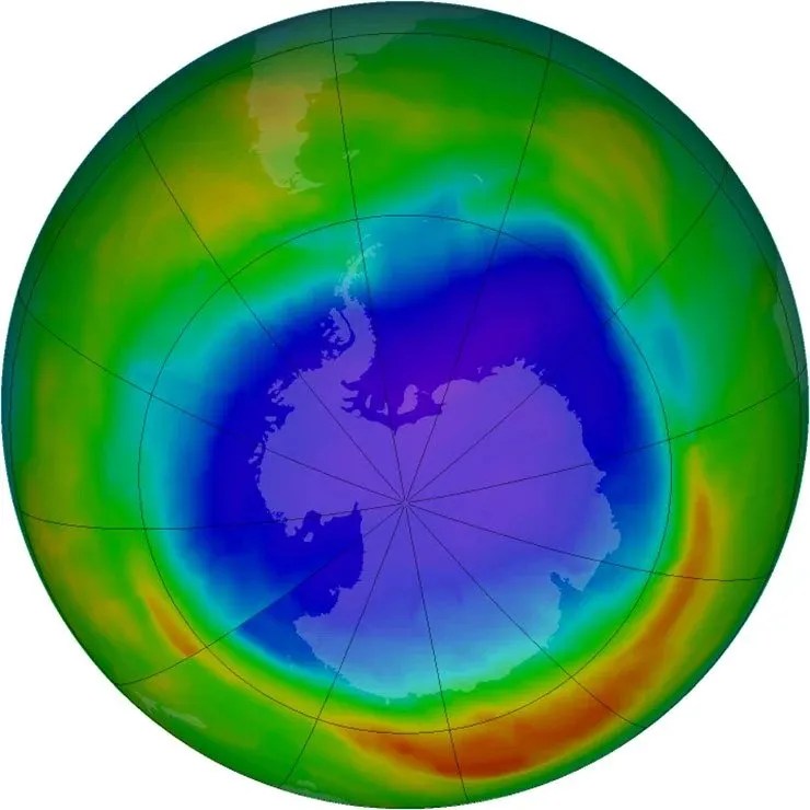 Vista en falso color del ozono total sobre el polo antártico. El morado y el azul representan las áreas donde hay menos ozono, los amarillos y los rojos donde hay más ozono.