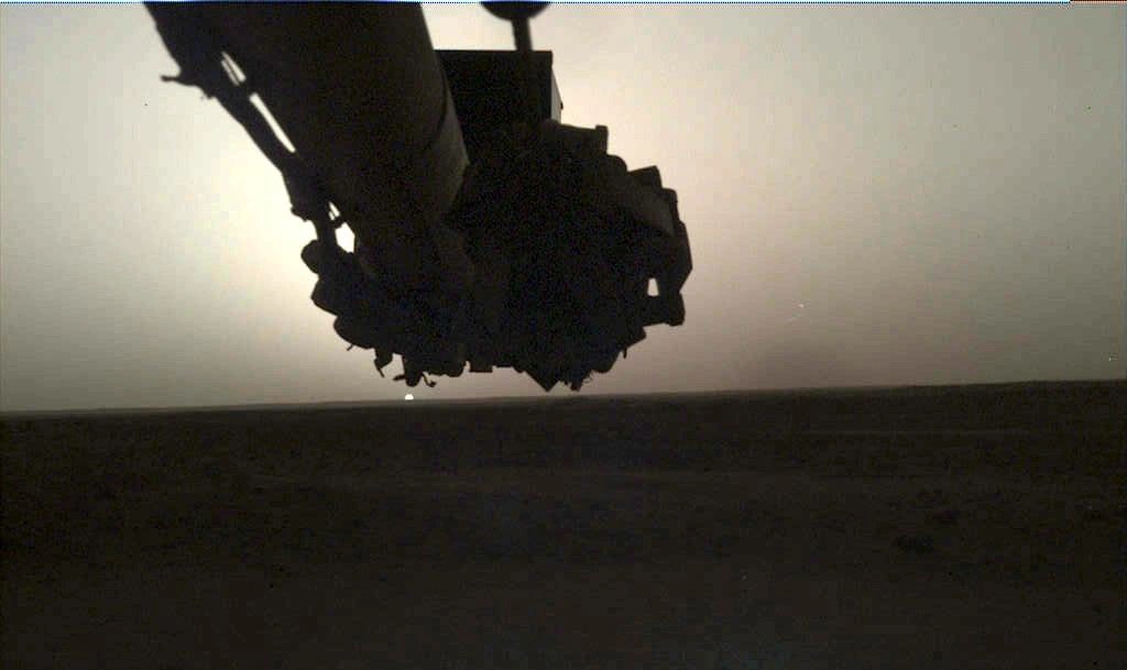El módulo InSight de la NASA observa los amaneceres y los atardeceres en Marte en 2019 con una cámara colocada en su brazo robot.