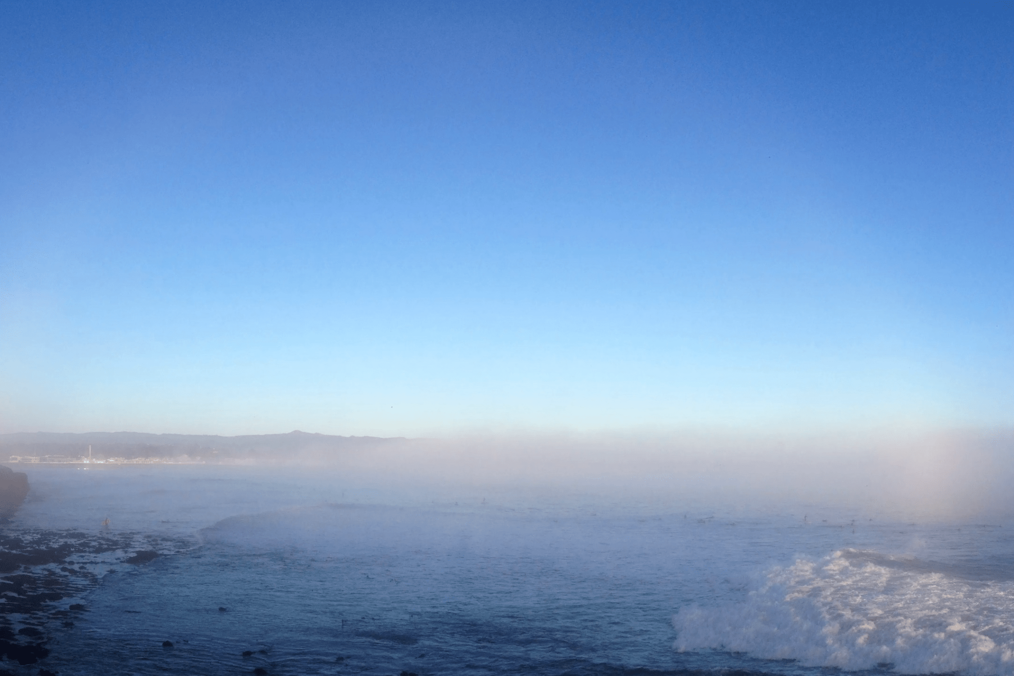 Ejemplo de un arcoíris de nubes, tomado a última hora de una tarde de invierno en Santa Cruz, California.