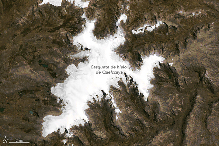 Esta imagen satelital muestra el borde de hielo del glaciar Quelccaya el 3 de septiembre de 1988. El blanco son los picos de montañas cubiertos de hielo y nieve. El marrón es la tierra, la cual presenta picos y valles.