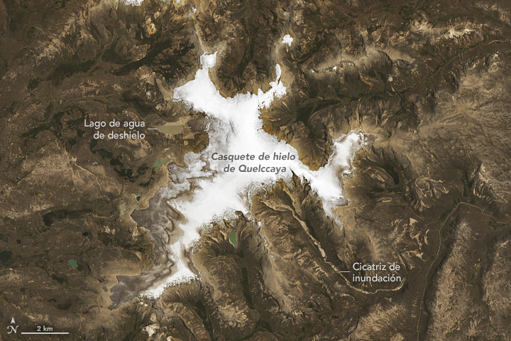 Esta imagen satelital muestra el borde de hielo del glaciar Quelccaya el 22 de octubre de 2023. El blanco son los picos de montañas cubiertos de hielo y nieve. El marrón es la tierra, la cual presenta picos y valles.