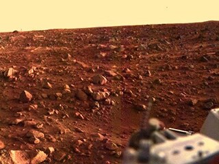 Esta imagen tomada por Viking 1 es una de las primeras imágenes de un atardecer visto desde la superficie de Marte.