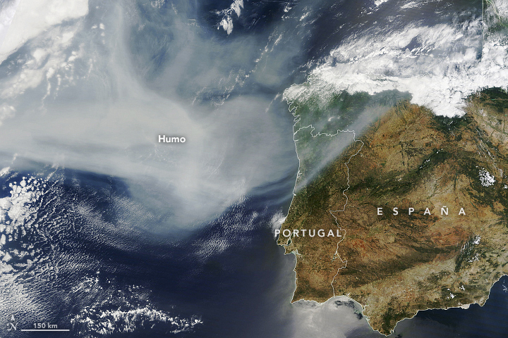 Imagen satelital que muestra humo sobre el océano a la izquierda de España y Portugal.