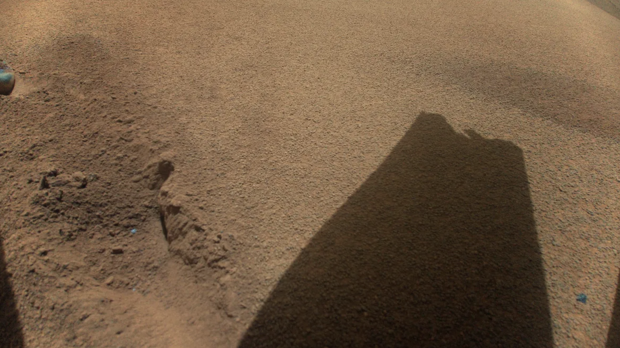 Imagen de una sombra sobre la superficie marciana captada por el helicóptero Ingenuity.