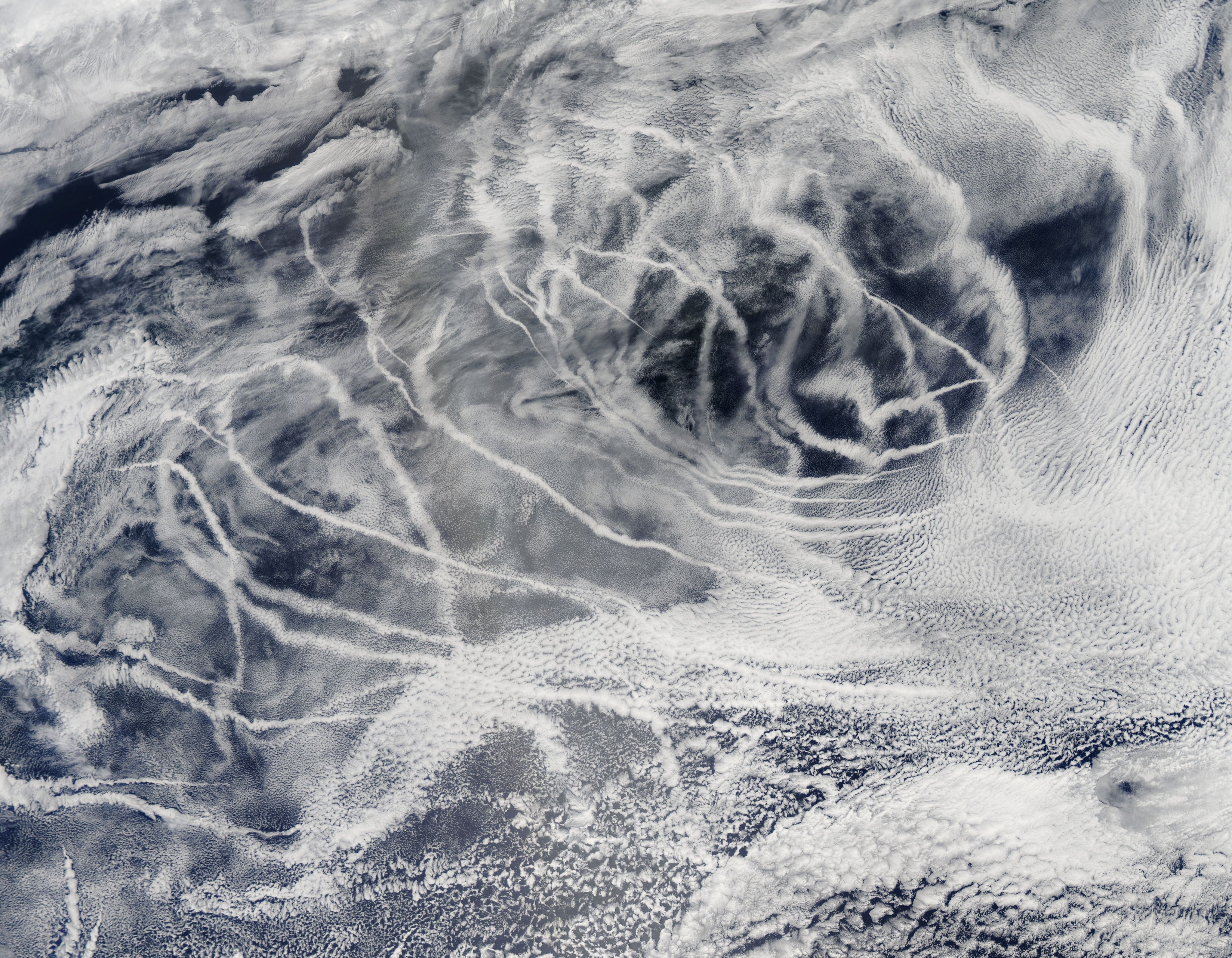 Imagen satelital que muestra rastros de barcos sobre el norte del océano.