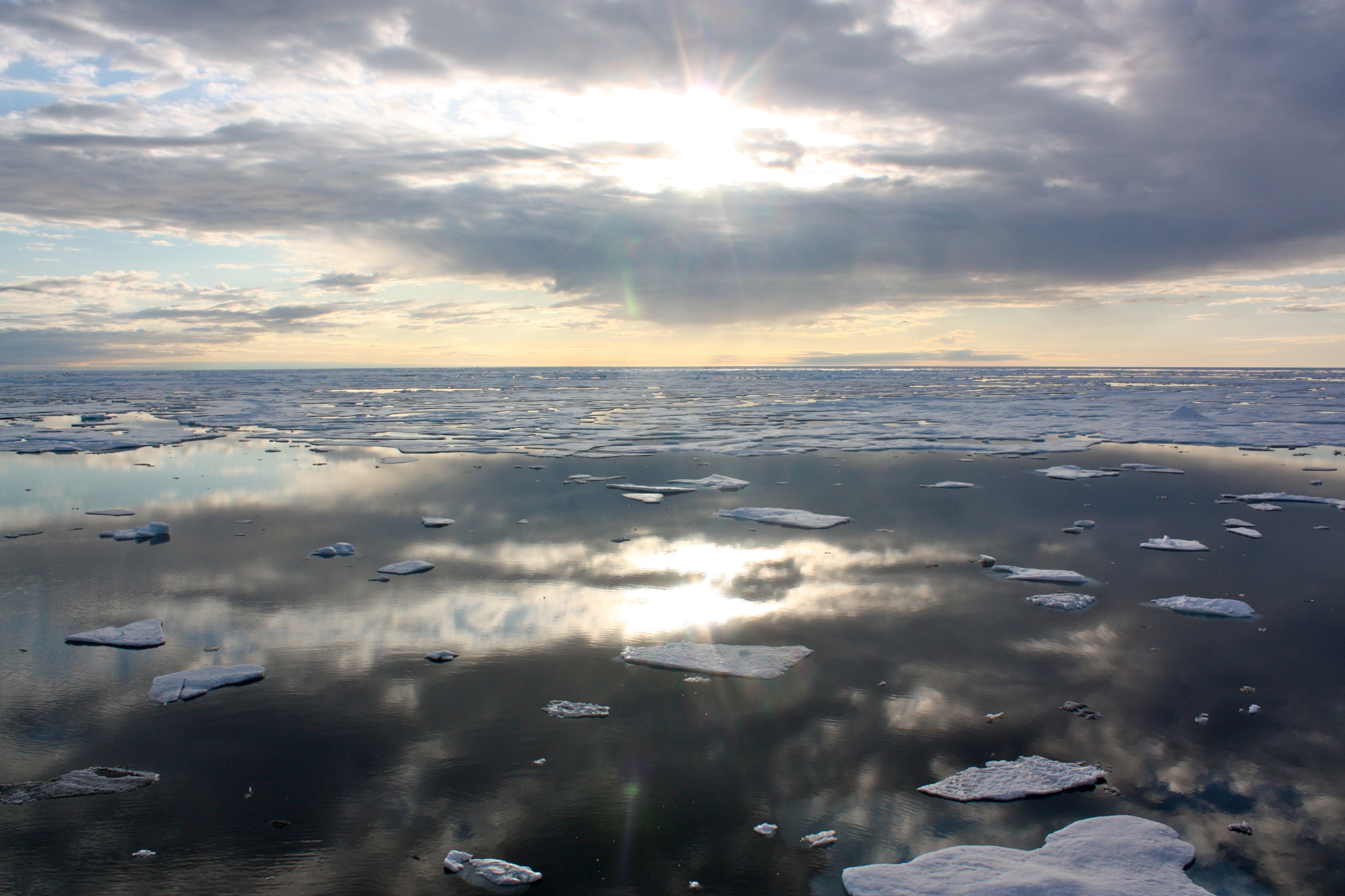La luz del sol se refleja en los trozos de hielo del mar de Chukchi, una zona del océano Ártico.