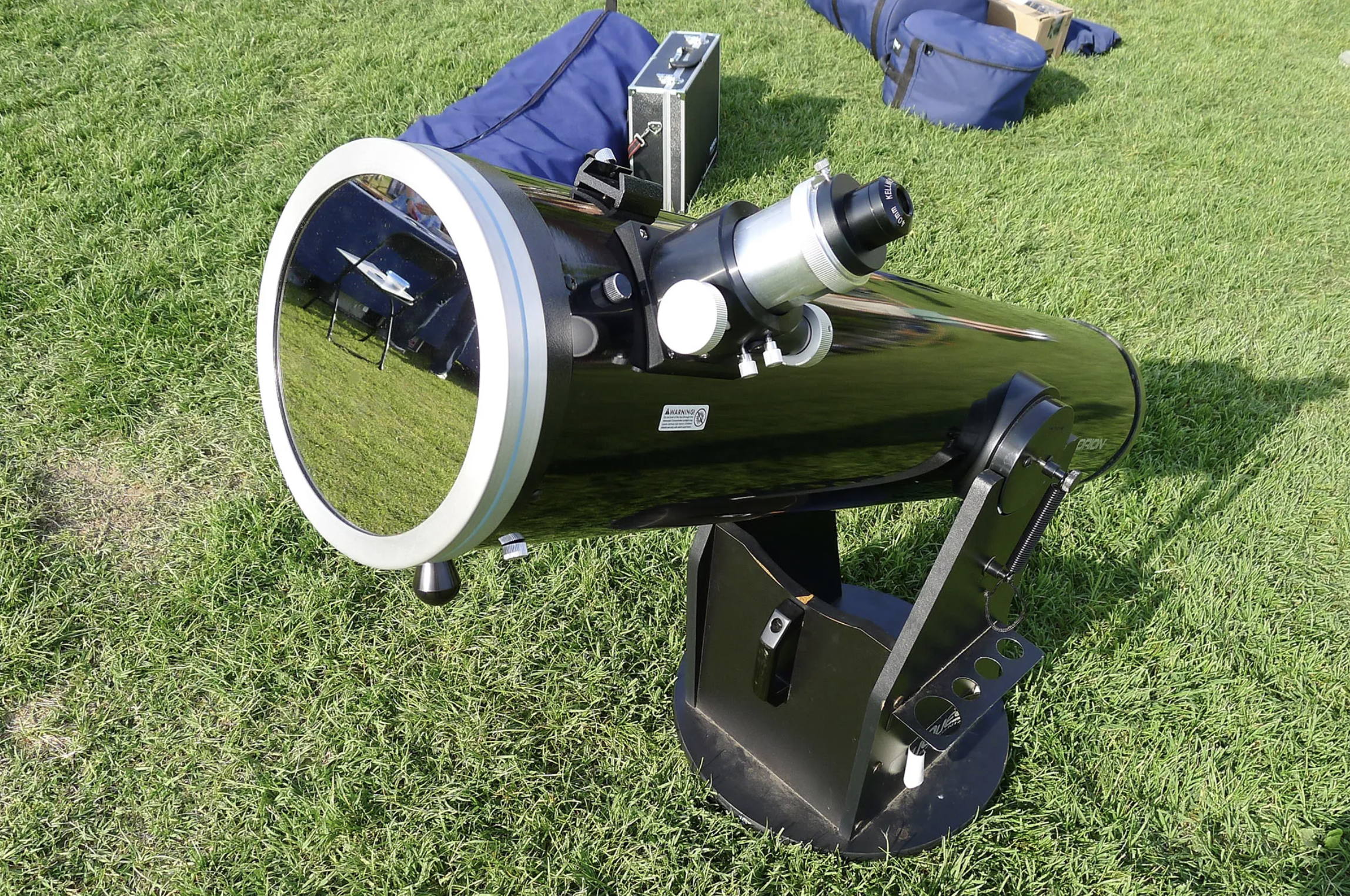 Un filtro solar está sujeto al extremo orientado hacia el Sol de un telescopio.