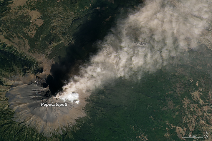Imagen satelital del volcán activo Popocatépetl en México.