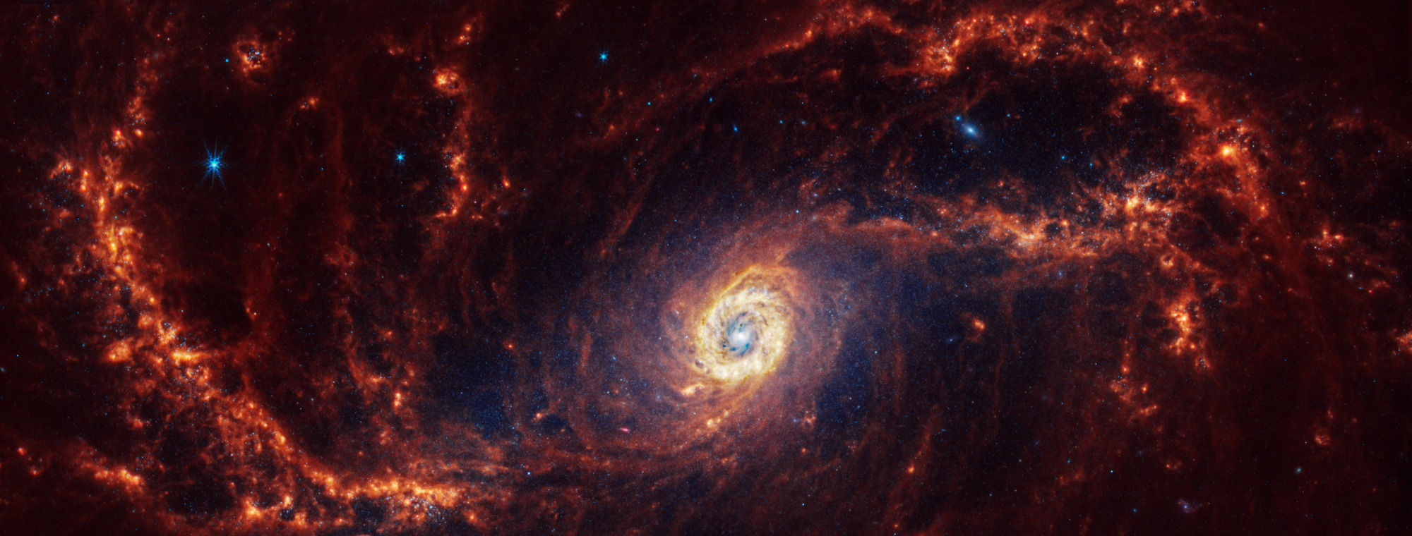 La galaxia espiral NGC 1672, situada a 60 millones de años luz en la constelación de Dorado, muestra su esplendor con brazos espirales bien definidos y una región central brillante.