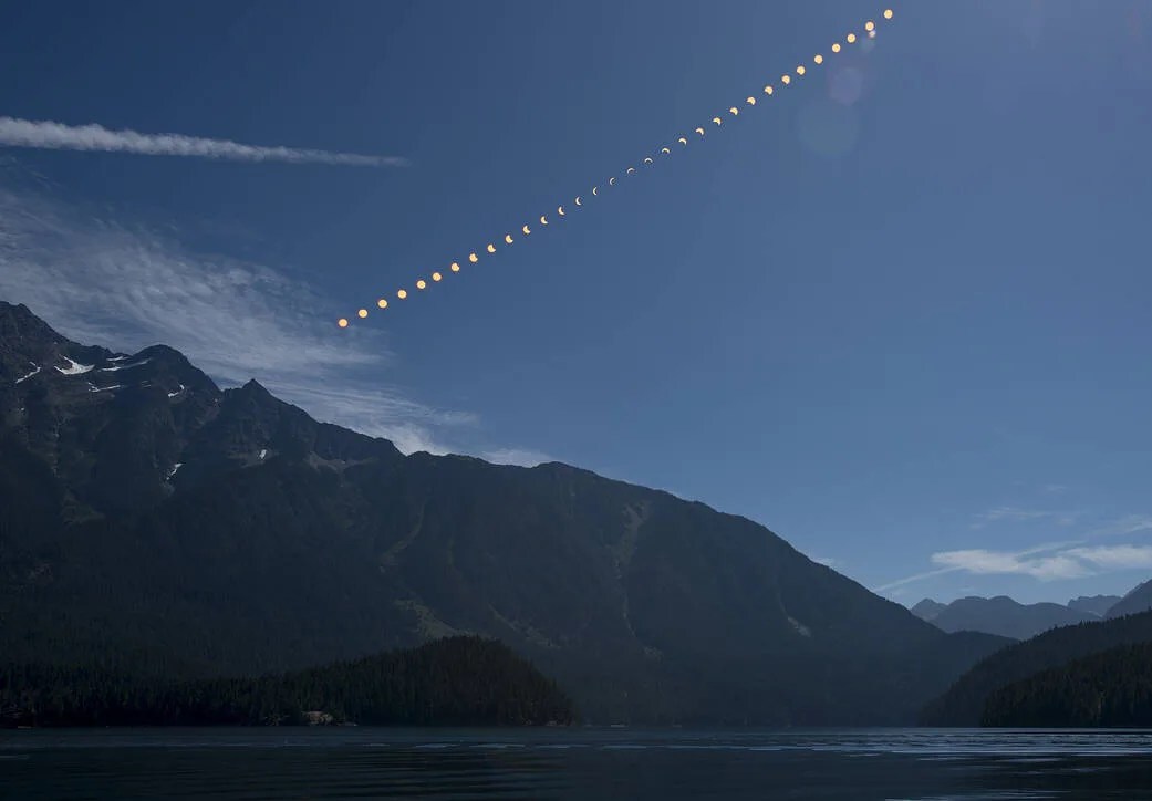 Esta imagen compuesta muestra la secuencia de un eclipse solar parcial sobre el lago Ross, en el Parque Nacional Northern Cascades del estado de Washington, Estados Unidos, el lunes 21 de agosto de 2017.