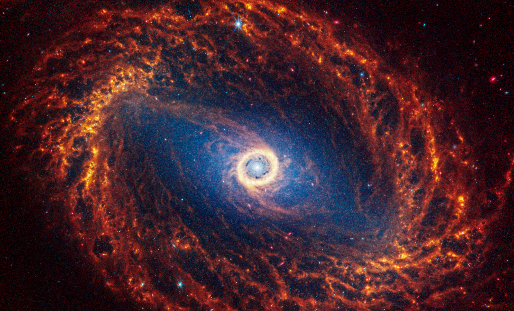La galaxia espiral NGC 1512, localizada a 30 millones de años luz en la constelación de Horologium (El Reloj), exhibe su imponente estructura y detalles intrincados en sus brazos espirales.