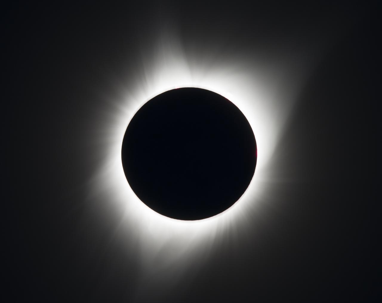 Un eclipse solar total se ve el lunes 21 de agosto de 2017 por encima de Madras, Oregón. La formación del círculo oscuro en el centro es la Luna que está bloqueando el Sol con sus rayos de color blanco asomando por detrás de la Luna. En el fondo se ve la oscuridad del espacio.