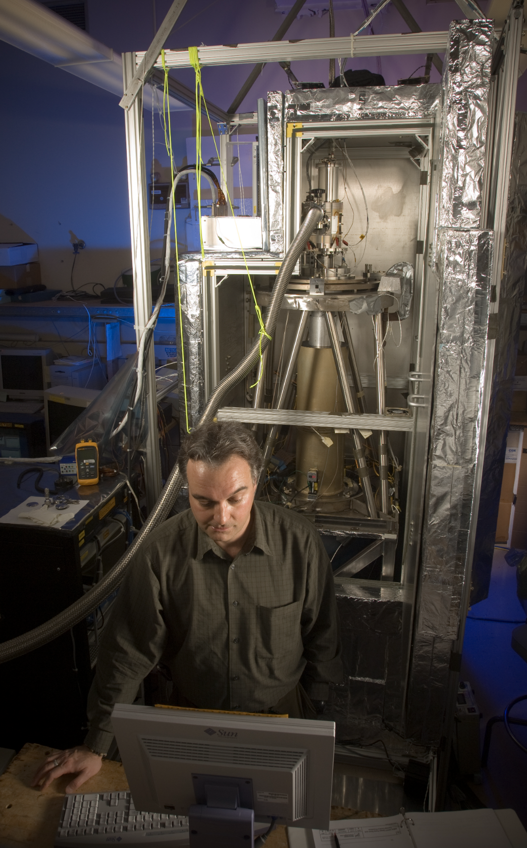 Jeff Van Cleve, integrante del equipo de Kepler, en el Laboratorio de Fotometría de Precisión del Centro de Investigación Ames en febrero de 2007. El aparato detrás de él es la Instalación del Banco de Pruebas Kepler, una maqueta del sistema que proporcionaría una demostración clave de la capacidad de Kepler.