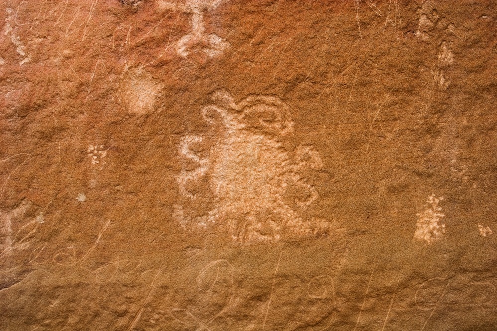 Fotografía de un petroglifo en el cañón del Chaco.