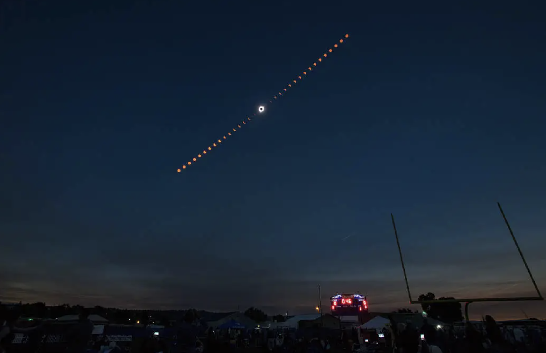 Esta imagen compuesta muestra la progresión de un eclipse solar total sobre Madras, Oregón, el 21 de agosto de 2017.