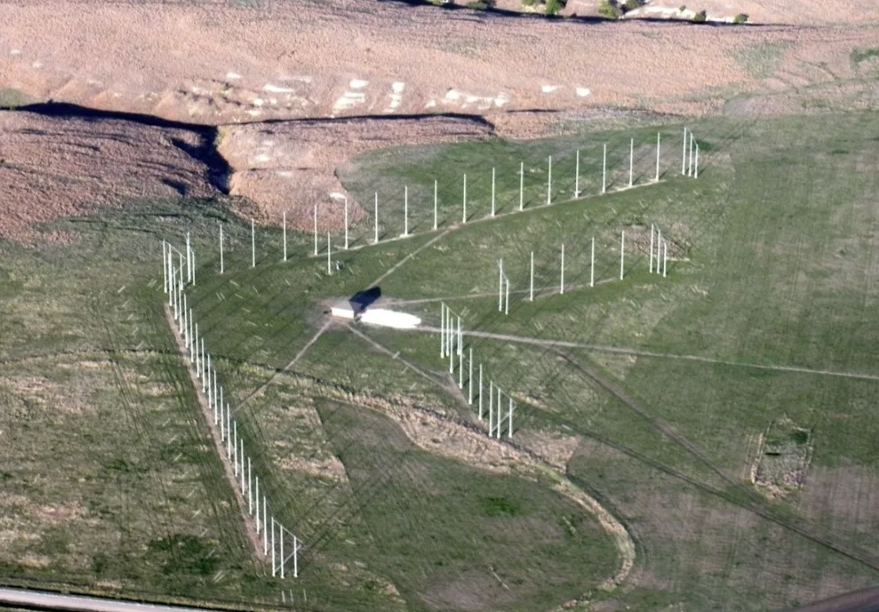 Vista aérea de la ubicación de un radar SuperDARN en las afueras de Hays, Kansas.