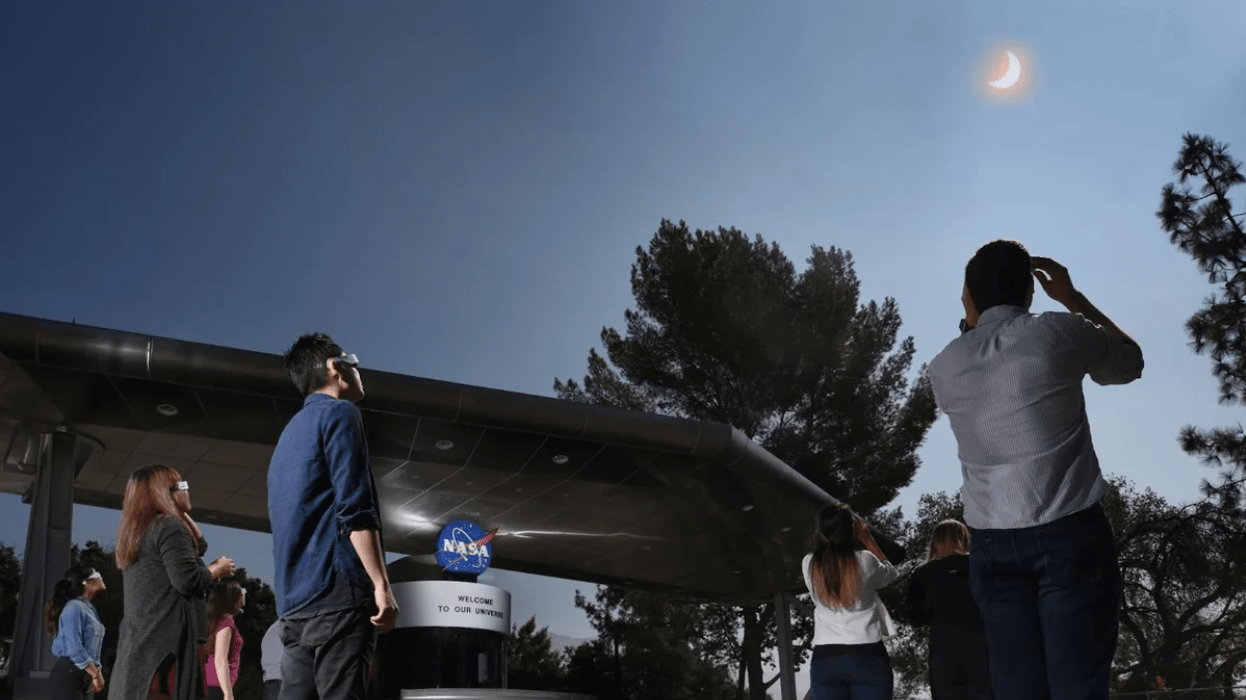 Empleados y visitantes del Laboratorio de Propulsión a Chorro de la NASA se detuvieron para ver el eclipse solar el 21 de agosto de 2017.