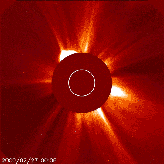GIF animado que muestra actividad en la corona del Sol.