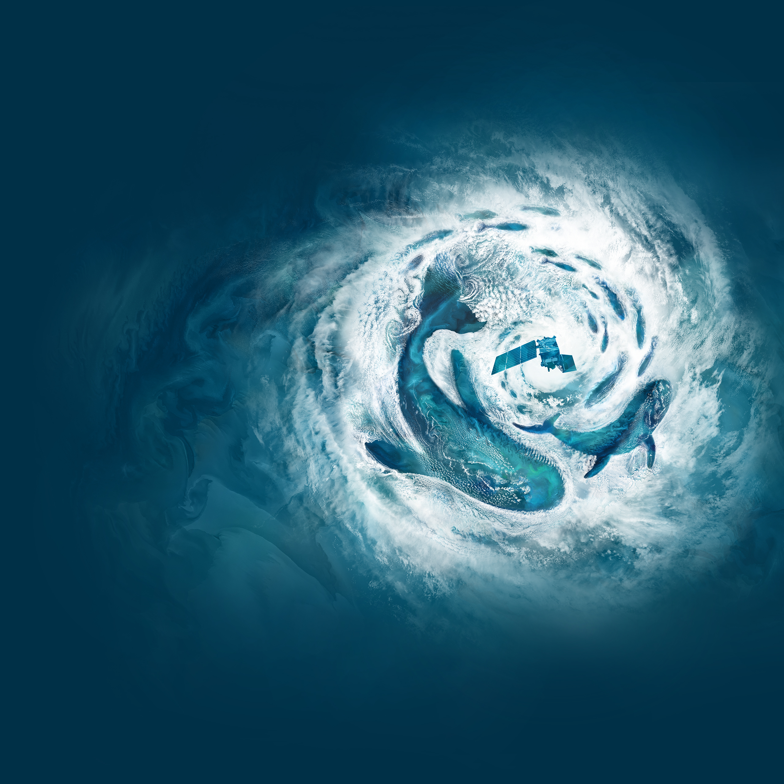 Esta imagen es parte del póster de la NASA para el Día de la Tierra de 2024 es una ilustración vertical de 15x30 con temática oceánica creada a partir de imágenes de nubes de satélites de la NASA superpuestas a datos del océano. Las imágenes de nubes blancas envuelven distintas formas, definiendo tres ballenas y un cardumen de peces. Los remolinos de nubes, conocidos como vórtices de Von Kármán, crean una sensación de movimiento en la composición. El punto focal es un ciclón en el tercio superior del póster. En el centro, vuela el satélite PACE, lanzado recientemente. Las imágenes del océano –en tonos azules, verdes y aguamarina– están llenas de cambios de color sutiles y patrones ondulantes creados por la agitación de sedimentos, materia orgánica y fitoplancton.