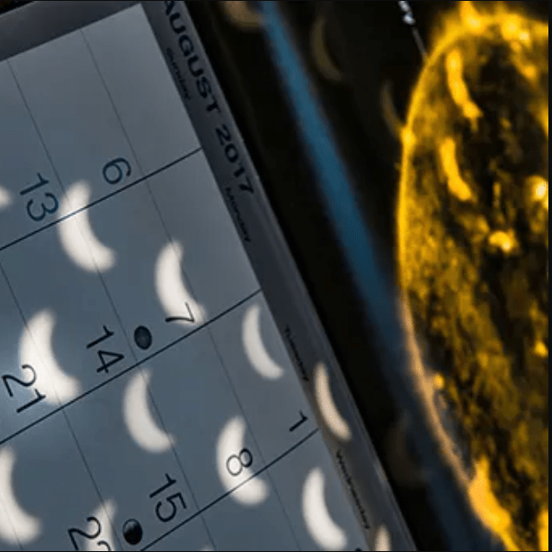 La sombra de un eclipse solar es proyectada sobre un calendario.