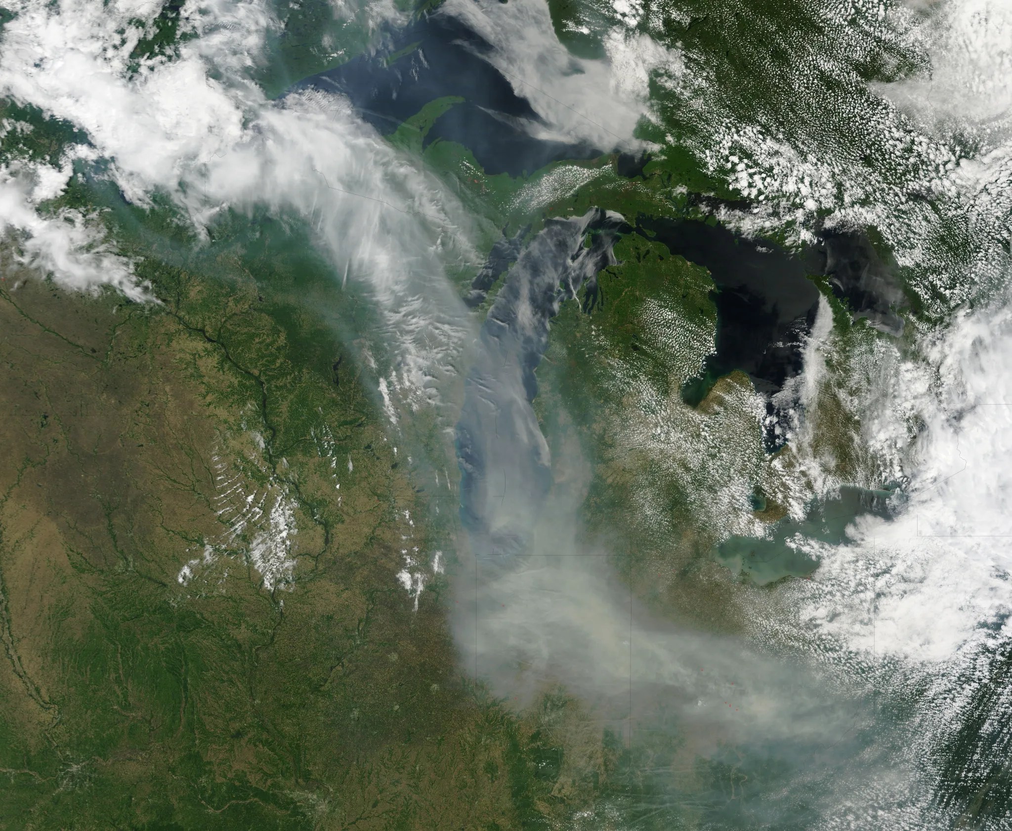 Imagen satelital del humo de incendios forestales canadienses sobre el Medio Oeste de Estados Unidos en diciembre de 2017.