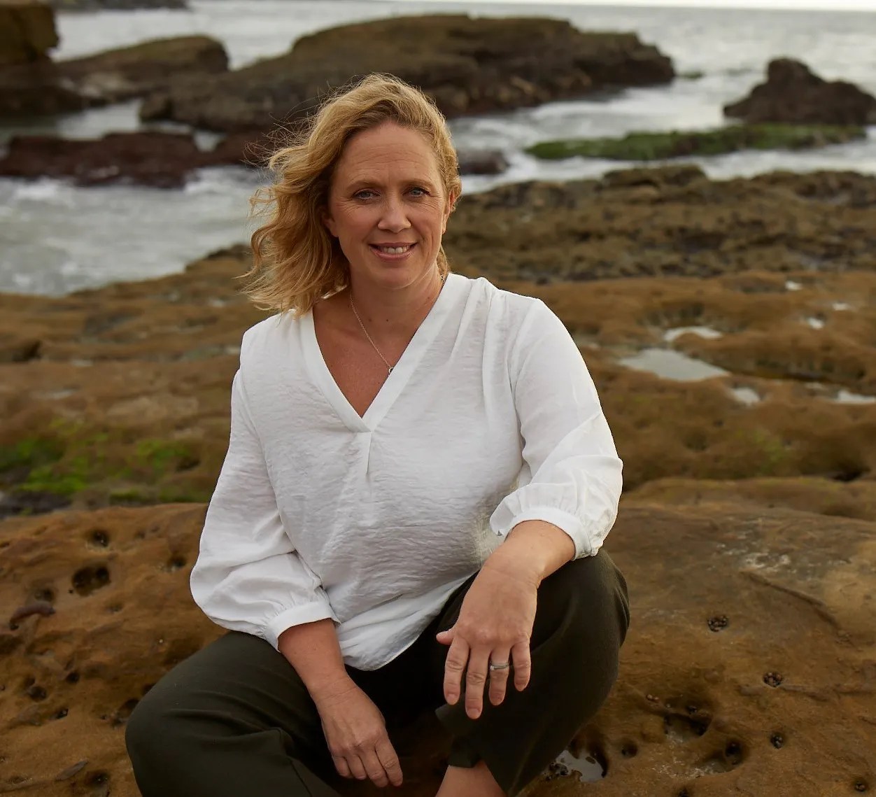 Liz Ferguson, en la costa de los océanos donde estudia a los mamíferos marinos.