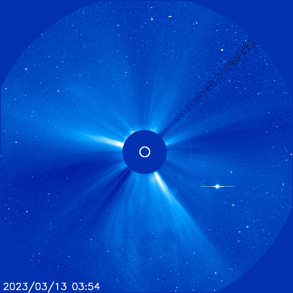Este GIF animado muestra una eyección de masa coronal, en azul, captada por el Observatorio Solar y Heliosférico (SOHO) de la NASA/ESA el 13 de marzo de 2023.