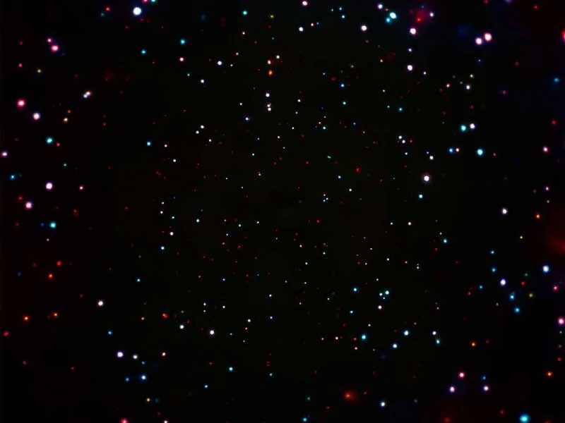 La región central de esta imagen contiene la mayor concentración de agujeros negros supermasivos jamás vista y alrededor de mil millones en todo el cielo de la imagen. Realizada con más de siete millones de segundos de tiempo de observación de Chandra, esta imagen de 2017 forma parte del Campo Profundo Sur de Chandra. Con su observación sin precedentes del universo primitivo en rayos X, ofrece a los astrónomos una mirada al crecimiento de los agujeros negros a lo largo de miles de millones de años, comenzando poco después del Big Bang. En esta imagen, los rayos X de baja, media y alta energía que detecta Chandra se muestran en rojo, verde y azul, respectivamente.