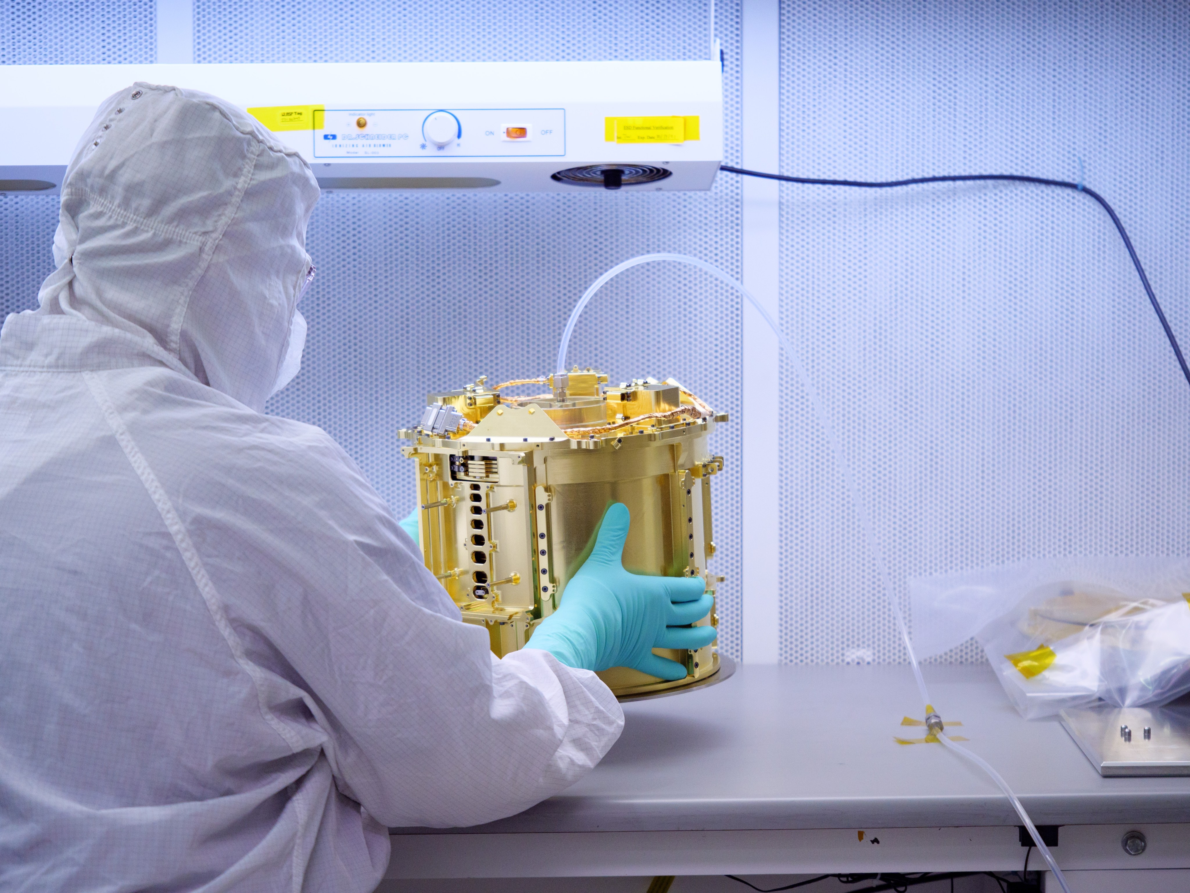 Un ingeniero manipula el analizador de polvo de Europa Clipper en la sala limpia del Laboratorio de Física Atmosférica y Espacial (LASP) de la Universidad de Colorado en Boulder.