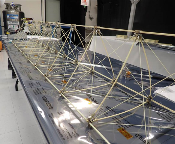 Un modelo de prueba del brazo de soporte que se utilizará para el magnetómetro a bordo de Europa Clipper es puesto a punto en el Laboratorio de Propulsión a Chorro (JPL) de la NASA en el sur de California.