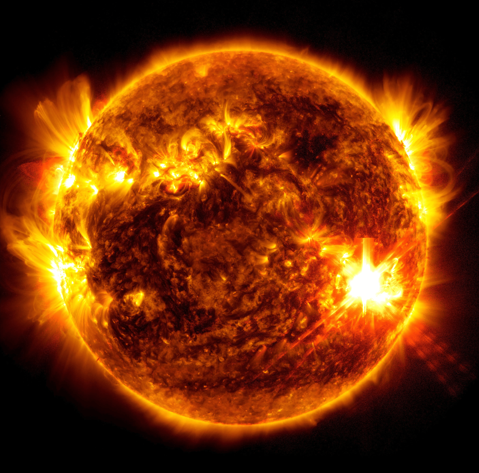 Una imagen del Sol muestra un destello brillante en la parte inferior derecha donde se produce una erupción solar.
