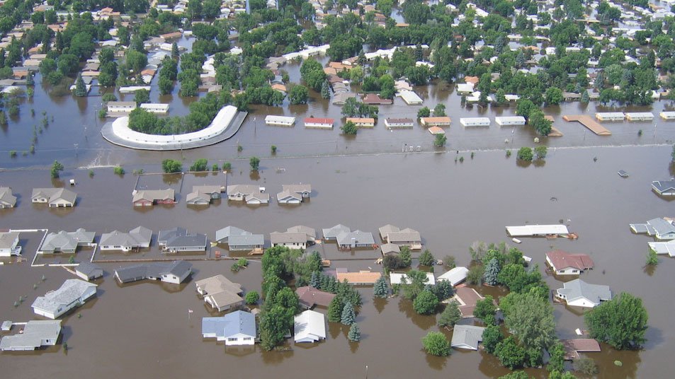 En esta imagen se pueden observar las aguas crecidas del río Souris que causaron inundaciones en una comunidad de Dakota del Norte en 2011.