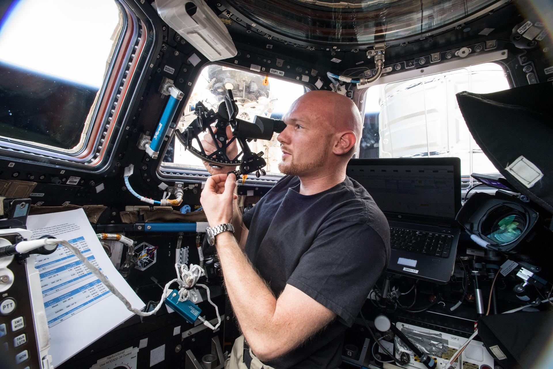 El astronauta de la ESA (Agencia Espacial Europea) Alexander Gerst realiza pruebas con el dispositivo de Navegación por Sextante.