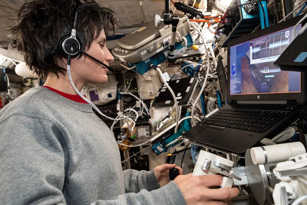 La astronauta de la ESA (Agencia Espacial Europea) Samantha Cristoforetti practica maniobras para la investigación Avatar de Superficie.