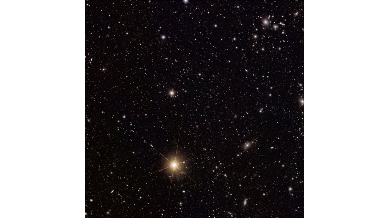 El cúmulo de galaxias Abell 2764 (arriba a la derecha) en esta imagen del telescopio Euclid de la ESA, contiene cientos de galaxias.