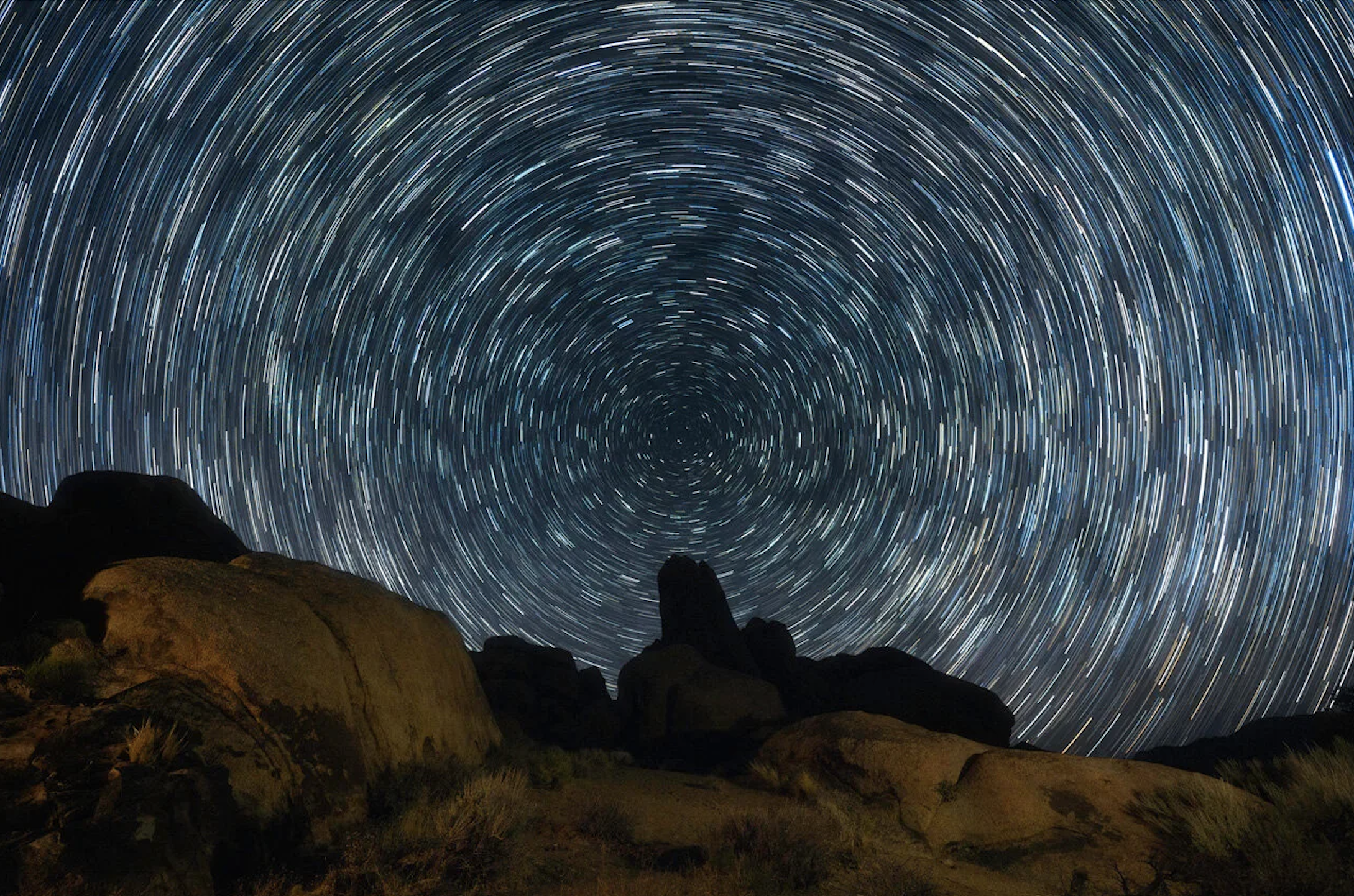 Polaris, conocida como la estrella polar, se encuentra en el centro de esta imagen, que capta el movimiento de las estrellas alrededor del polo norte celeste durante varias horas.