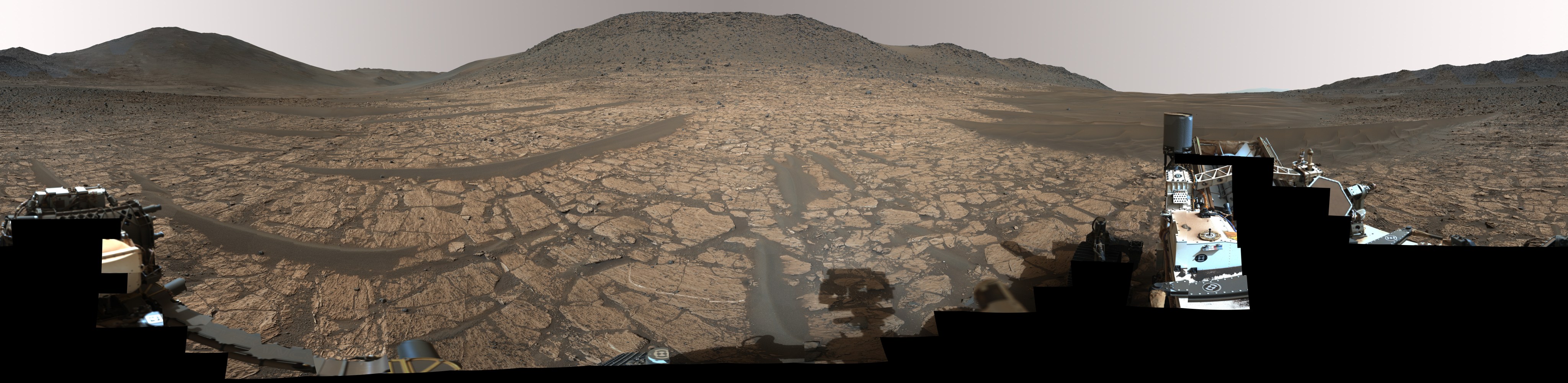 En esta imagen panorámica de 360 grados, capturada por Mastcam-Z, 'Cheyava Falls' aparece ligeramente a la derecha del centro, a unos 110 metros del rover Perseverance en la región marciana 'Bright Angel'.