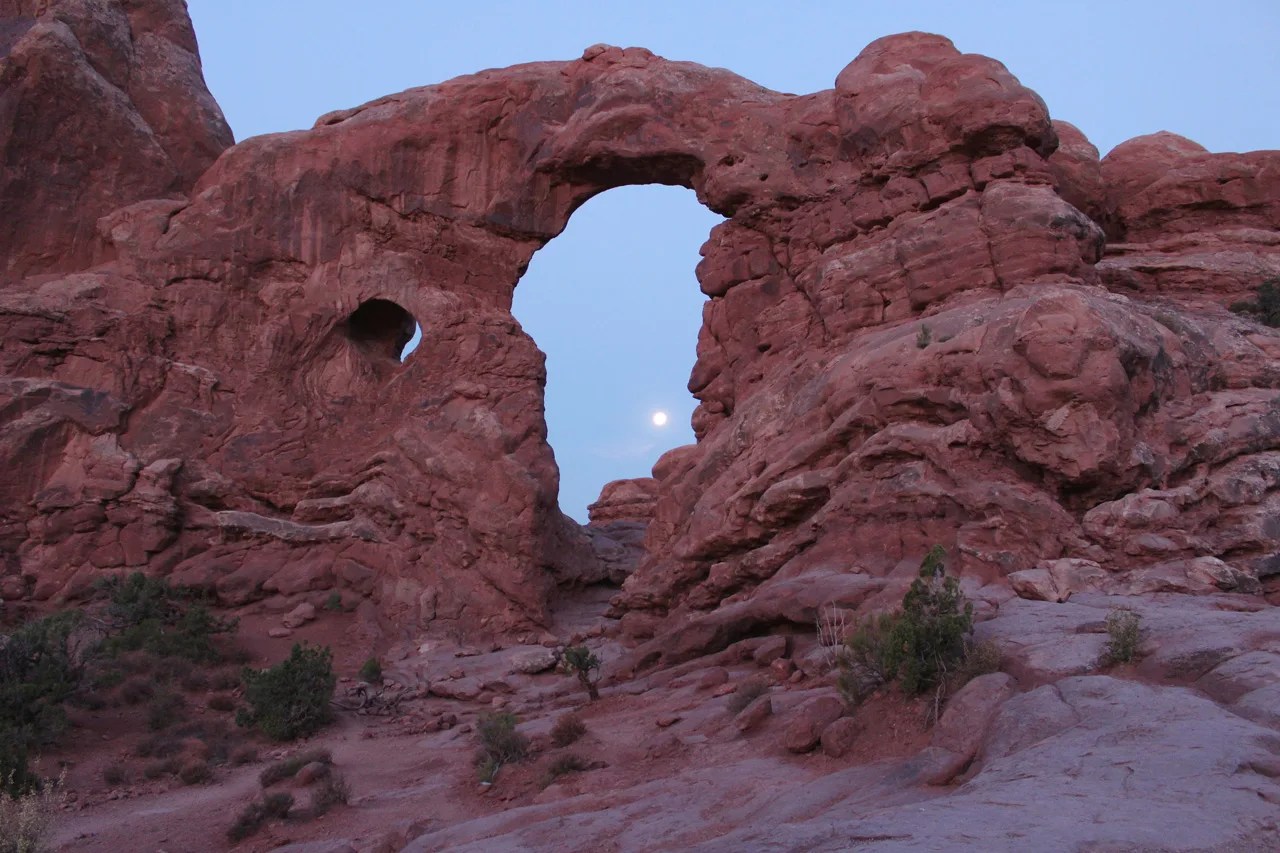 La Luna del amanecer se pone detrás del Arco de la Torrecilla en el Parque Nacional de Arcos en Utah, el 28 de julio de 2018.