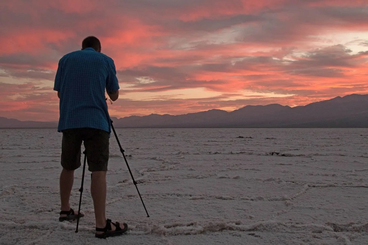 Un fotógrafo en el Parque Nacional del Valle de la Muerte durante el atardecer.