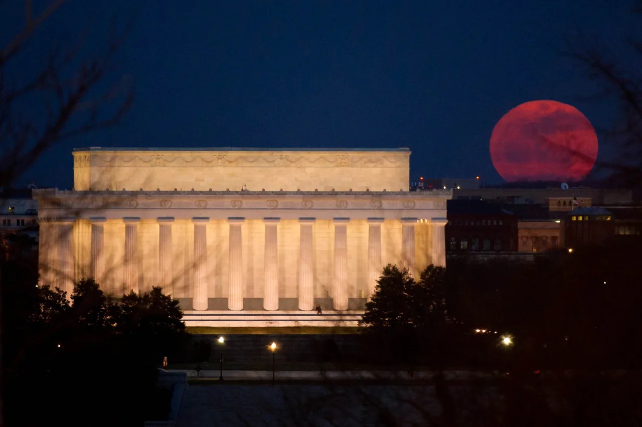 Una superluna en el Monumento a la Paz en los terrenos del Capitolio de Estados Unidos en 2014.