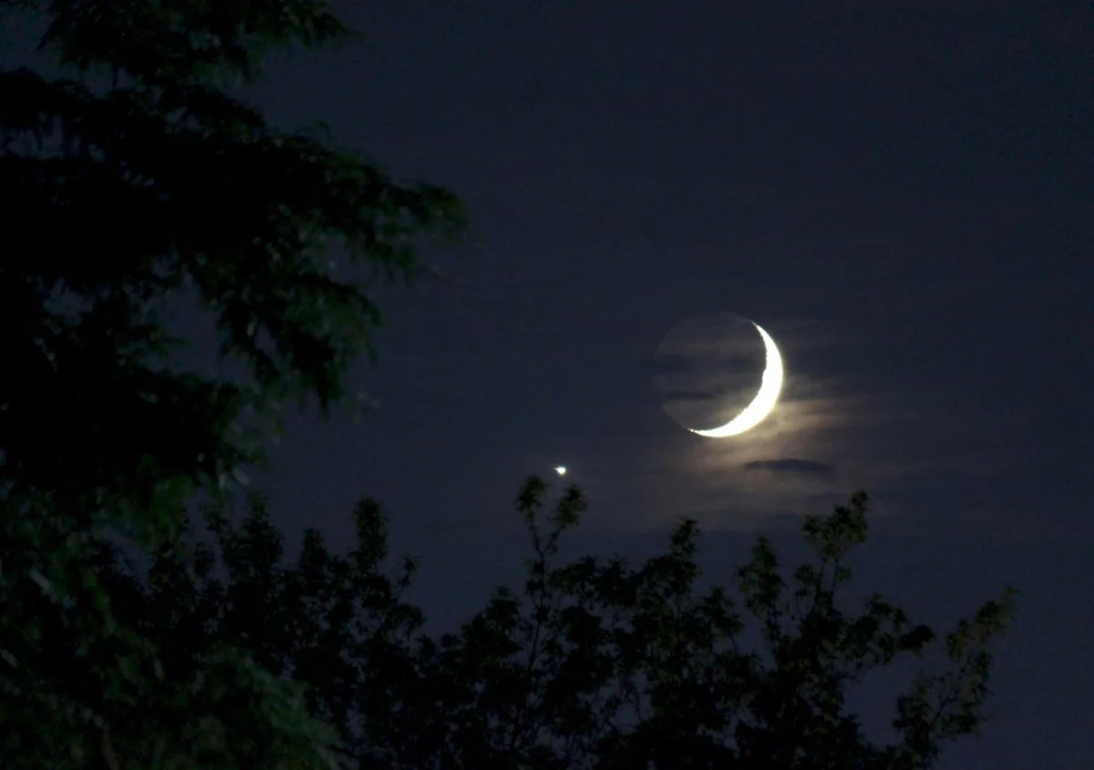 Un brillante planeta Venus visto cerca de una luna creciente el 15 de julio de 2018.